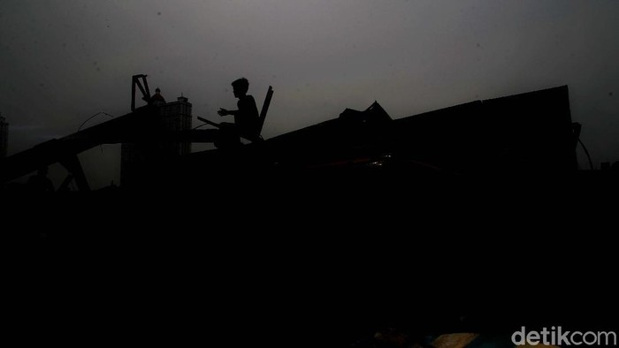 Penampakan Warung dan Kafe di Danau Sunter yang Ditertibkan Petugas Sejumlah warung makan dan kafe di pinggir Danau Sunter ditertibkan Satpol PP. Penertiban dilakukan karena mereka berjualan di tanah milik Pemprov DKI Jakarta.