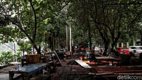 Bangunan yang ditertibkan oleh petugas tersebut adalah warung makan dan kafe.
