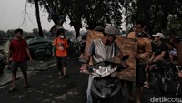 Mereka tampak membawa barang-barang yang tersisa.