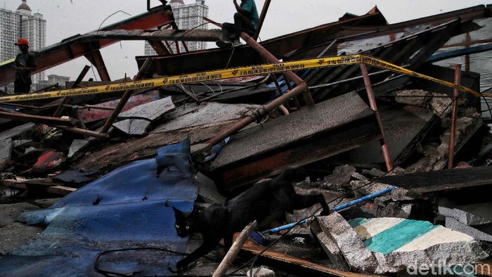 Penampakan Warung dan Kafe di Danau Sunter yang Ditertibkan Petugas Sejumlah warung makan dan kafe di pinggir Danau Sunter ditertibkan Satpol PP. Penertiban dilakukan karena mereka berjualan di tanah milik Pemprov DKI Jakarta.