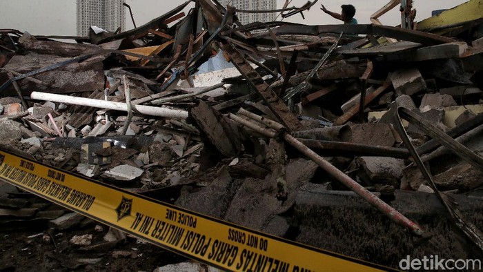 Penampakan Warung dan Kafe di Danau Sunter yang Ditertibkan Petugas Sejumlah warung makan dan kafe di pinggir Danau Sunter ditertibkan Satpol PP. Penertiban dilakukan karena mereka berjualan di tanah milik Pemprov DKI Jakarta.
