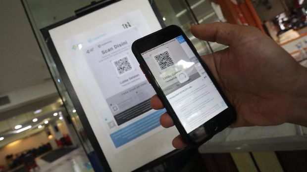 Pengunjung Wajib Menggunakan PeduliLindungi Saat Masuk Supermarket (CNBC Indonesia/Andrean Kristianto)