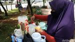 Tak Kenal Lelah Mencari Nafkah Sembari Asuk Anak di Jalanan Jakarta