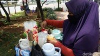 Demi memenuhi kebutuhan hidup sehari-hari, Nani berjualan minuman keliling sembari mengasuh anaknya yang masih kecil.