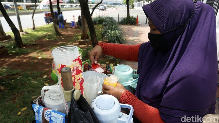 Perjuangan Nani (42) bertahan hidup di masa pandemi tak bisa dipandang sebelah mata. Demi kumpulkan rezeki ia jualan minuman sambil asuh anak di jalanan Jakarta