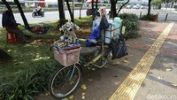 Ibu rumah tangga ini nekat berjualan minuman keliling jalanan Ibu Kota karena pendapatan sang suami tak cukup untuk memenuhi kebutuhan hidup keluarganya.