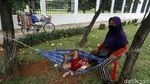 Tak Kenal Lelah Mencari Nafkah Sembari Asuk Anak di Jalanan Jakarta