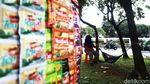 Tak Kenal Lelah Mencari Nafkah Sembari Asuk Anak di Jalanan Jakarta