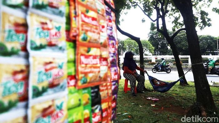 Perjuangan Seorang Ibu Tak Kenal Lelah Cari Nafkah Sembari Asuh Anak Perjuangan Nani (42) bertahan hidup di masa pandemi tak bisa dipandang sebelah mata. Demi kumpulkan rezeki ia jualan minuman sambil asuh anak di jalanan Jakarta