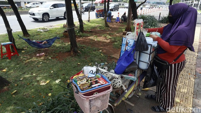 Perjuangan Seorang Ibu Tak Kenal Lelah Cari Nafkah Sembari Asuh Anak Perjuangan Nani (42) bertahan hidup di masa pandemi tak bisa dipandang sebelah mata. Demi kumpulkan rezeki ia jualan minuman sambil asuh anak di jalanan Jakarta