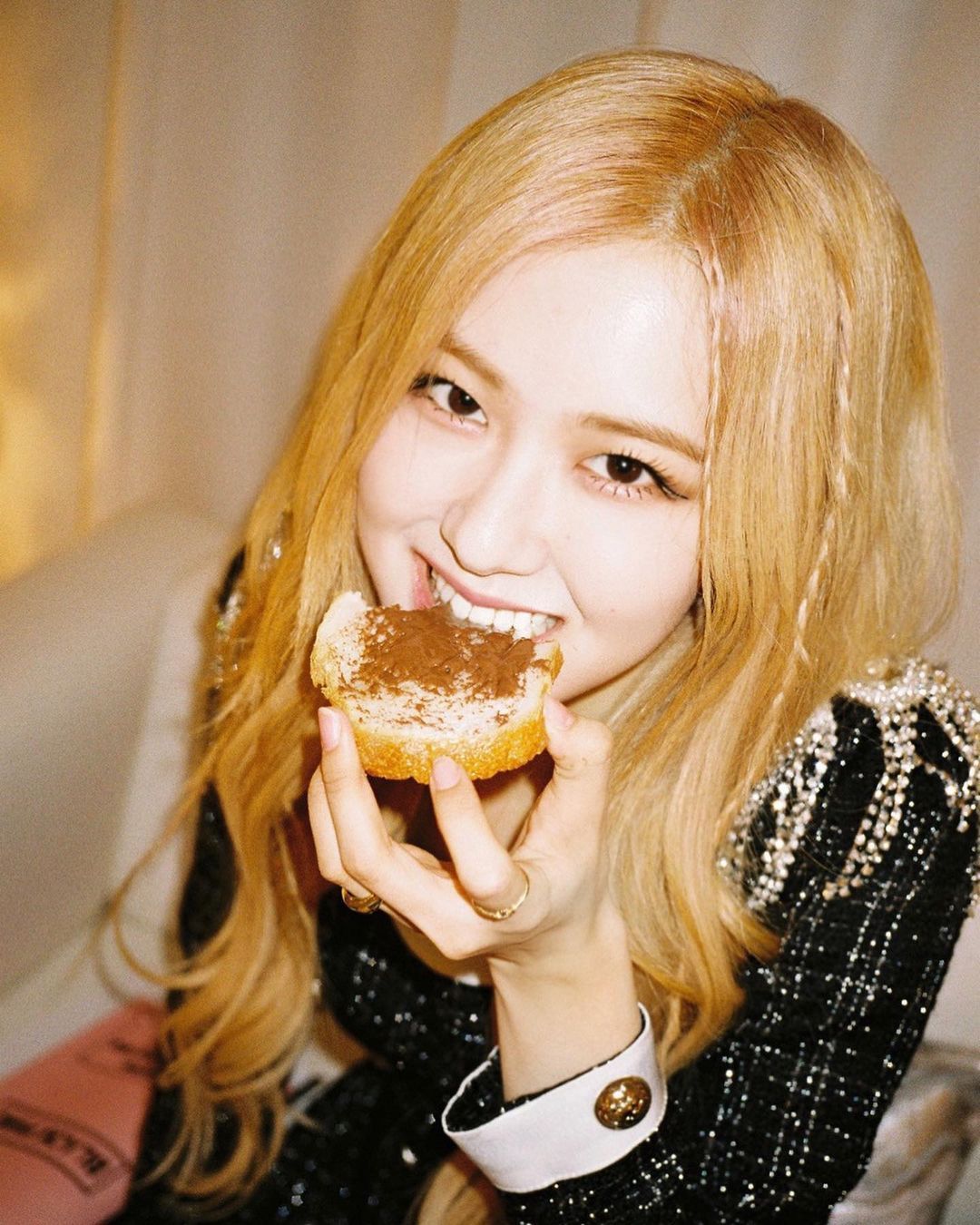 Pesona Rose 'BLACKPINK' Saat Lagi Pamer Momen Makan