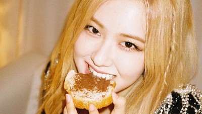Pesona Rose BLACKPINK Saat Lagi Pamer Momen Makan