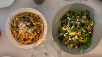 Di foto ini Rose menunjukkan momen Natal yang istimewa. Meski hanya di rumah saja, ia menikmati beragam hidangan enak dengan plating cantik. Mulai dari pasta hingga salad.