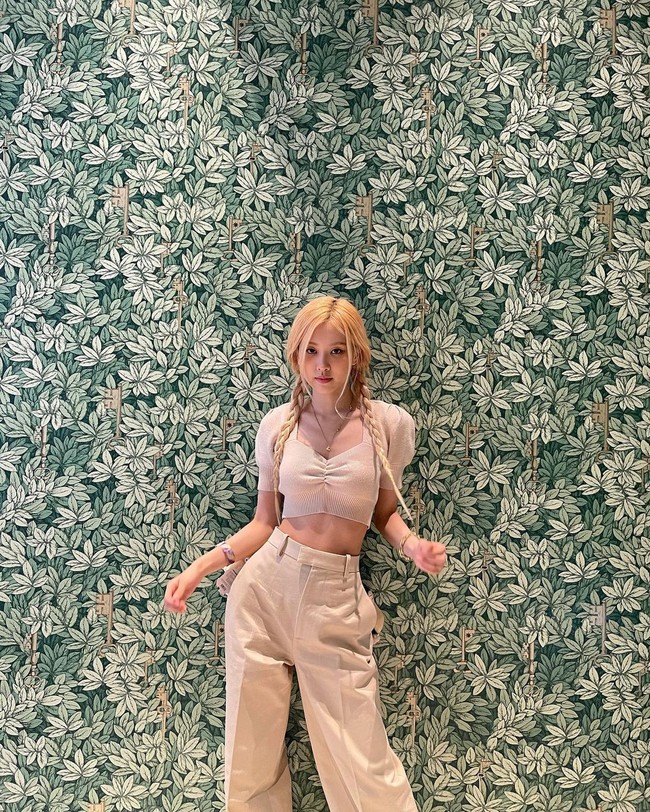 Kepada Cosmopolitan, Rose BLACKPINK mengaku melakukan pilates sekali hingga dua kali perhari. Bandana untuk kepala sekali pun bisa menjadi ikat pinggangnya. Foto: Instagram roses_are_rosie