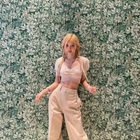 Kepada Cosmopolitan, Rose BLACKPINK mengaku melakukan pilates sekali hingga dua kali perhari. Bandana untuk kepala sekali pun bisa menjadi ikat pinggangnya. Foto: Instagram roses_are_rosie