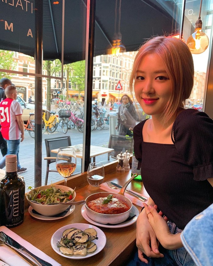 Pesona Rose 'BLACKPINK' Saat Lagi Pamer Momen Makan Pesona Rose 'BLACKPINK' Saat Lagi Pamer Momen Makan