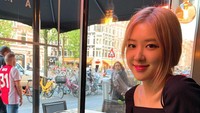 Mengunjungi Amsterdam, Rose melengkapi momennya dengan kulineran. Ia tampak menikmati salad dan hidangan nikmat lainnya