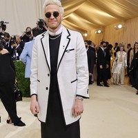 Dia menggunakan shift dress hitam dengan kerah putih. Tampak ada kalung berlian yang menghias lehernya. Dress hitamnya tersebut dipadukan dengan blazer putih. Jika kamu akan mengenakan dress, cara atau tempat apa yang lebih baik untuk melakukannya selain di Met Gala. Aku sangat senang dan bersemangat bahwa mereka mengira aku bisa melakukan ini. Ini sangat lucu, ungkap Pete Davidson. Foto: dok. Instagram/@metgala2021_official