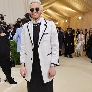 Penampilan Unik Pete Davidson Pakai Dress di Met Gala 2021 Penampilan Unik Pete Davidson Pakai Dress di Met Gala 2021