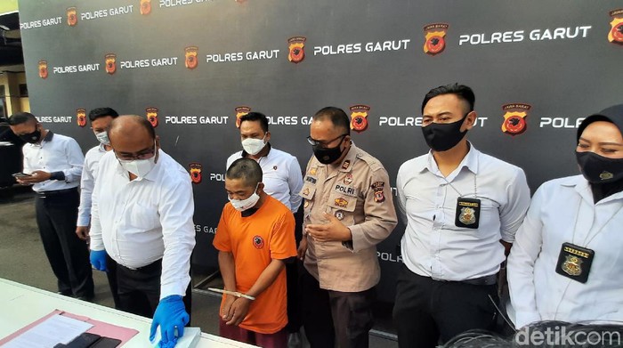 Polres Garut tangkap pria yang perkosa anak tirinya hingga hamil.