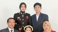 Ini foto Ipda Nadya Ayu bersama keluarganya.