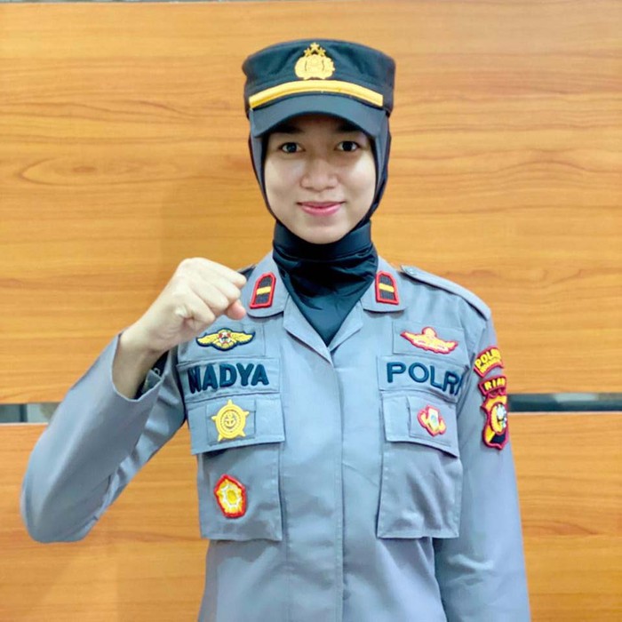 Ipda Nadya Ayu menjadi Kapolsek termuda di Riau. Wanita cantik berusia 23 tahun itu dipercaya menjadi Kapolsek Batang Gansal, Indragiri Hulu.