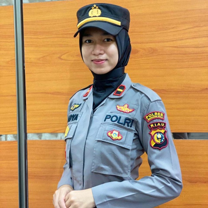 Ipda Nadya Ayu menjadi Kapolsek termuda di Riau. Wanita cantik berusia 23 tahun itu dipercaya menjadi Kapolsek Batang Gansal, Indragiri Hulu.