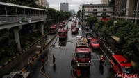 Petugas damkar Jakarta Barat, Sugianto mengatakan kebakaran terjadi pada sebuah ruko tepatnya di depan LTC Glodok, Tamansari, Jakarta Barat, sekitar pukul 08.10 WIB. Hingga pukul 08.50 WIB, petugas damkar masih berupaya memadamkan api.