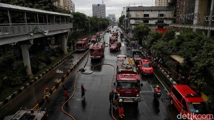 Potret Pemadam Kebakaran Jinakan Api yang Membakar Ruko di Glodok Satu unit ruko berlantai tiga di Glodok terbakar. Sejumlah pemadam kebakaran dikerahkan untuk memadamkan api.