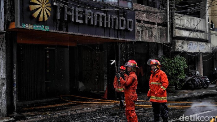 Satu unit ruko berlantai tiga di Glodok terbakar. Sejumlah pemadam kebakaran dikerahkan untuk memadamkan api.