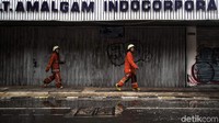 Plt Kasidalmat Jakarta Barat, Sjukri Bahanan, menyebut api berasal dari lantai 3 ruko tersebut. Dia mengatakan warga melihat api muncul dari plafon. Sjukri mengatakan pihaknya mendapat informasi kebakaran di ruko tersebut pada pukul 08.06 WIB. Dia mengatakan penyebab pasti kebakaran masih diselidiki. Dia menyebut belum ada karyawan atau pekerja yang datang ke ruko. Ruko tersebut merupakan tempat menyimpan mesin. Tidak ada korban jiwa akibat kebakaran ini. Api juga tidak merembet ke ruko lainnya.