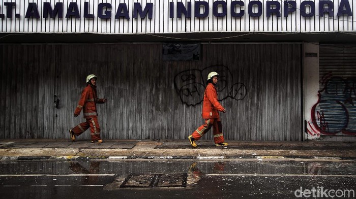 Potret Pemadam Kebakaran Jinakan Api yang Membakar Ruko di Glodok Satu unit ruko berlantai tiga di Glodok terbakar. Sejumlah pemadam kebakaran dikerahkan untuk memadamkan api.