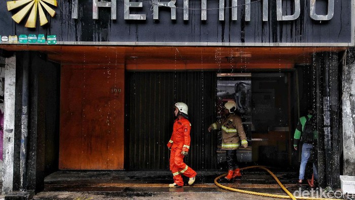 Potret Pemadam Kebakaran Jinakan Api yang Membakar Ruko di Glodok Satu unit ruko berlantai tiga di Glodok terbakar. Sejumlah pemadam kebakaran dikerahkan untuk memadamkan api.