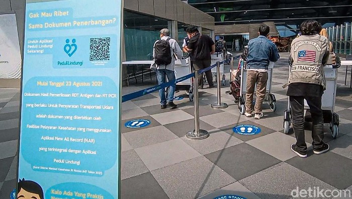 PPKM DIY Turun ke Level 3, Begini Suasana di Bandara YIA PPKM di DIY turun dari level 4 ke 3. Hal ini berdampak pada meningkatnya jumlah penumpang di Bandara Yogyakarta International Airport (YIA) di akhir pekan.
