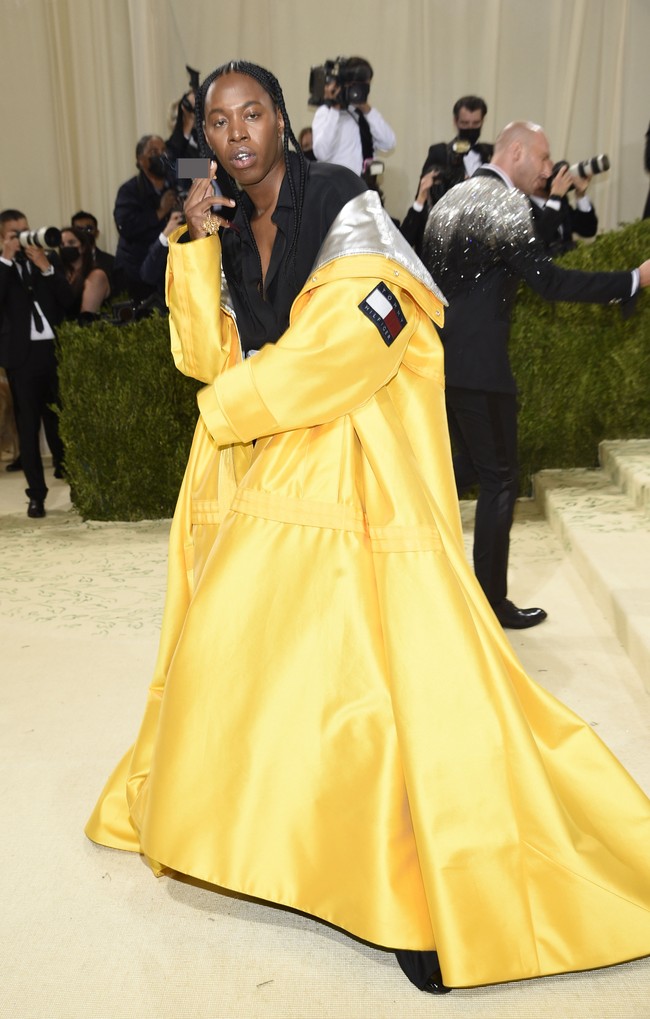 Aktor Jeremy O. Harris mengaku suka dengan fashion. Saat tampil di Met Gala 2021, Jeremy pun tampil nyeleneh dengan menggunakan coat panjang yang berpotongan seperti ball gown. Dia memadankannya dengan setelan hitam. Foto: dok. AP