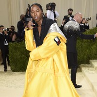 Aktor Jeremy O. Harris mengaku suka dengan fashion. Saat tampil di Met Gala 2021, Jeremy pun tampil nyeleneh dengan menggunakan coat panjang yang berpotongan seperti ball gown. Dia memadankannya dengan setelan hitam. Foto: dok. AP