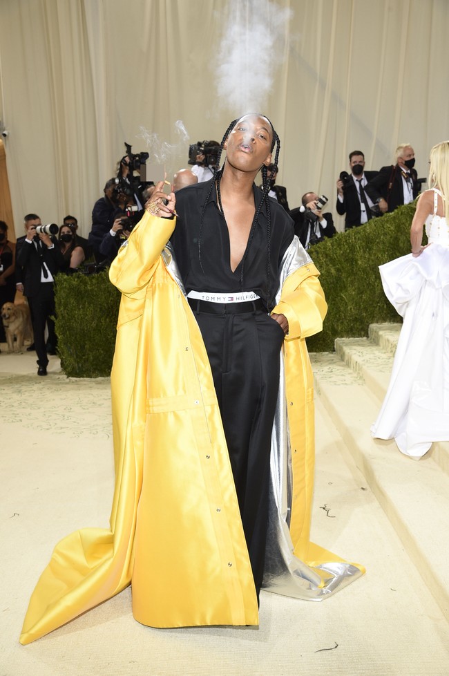 Kepada CNN, Jeremy mengaku gaya fashionnya di Met Gala 2021 tersebut terinspirasi dari Aaliyah. Menurutnya, dia selalu terkesan dengan karya Tommy Hilfiger sehingga berkolaborasi untuk membuat bomber jaket warna kuning menjadi lebih bervolume dan menyapu lantai. Foto: dok. AP