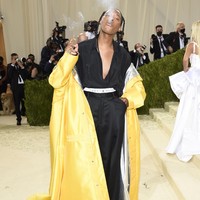 Kepada CNN, Jeremy mengaku gaya fashionnya di Met Gala 2021 tersebut terinspirasi dari Aaliyah. Menurutnya, dia selalu terkesan dengan karya Tommy Hilfiger sehingga berkolaborasi untuk membuat bomber jaket warna kuning menjadi lebih bervolume dan menyapu lantai. Foto: dok. AP