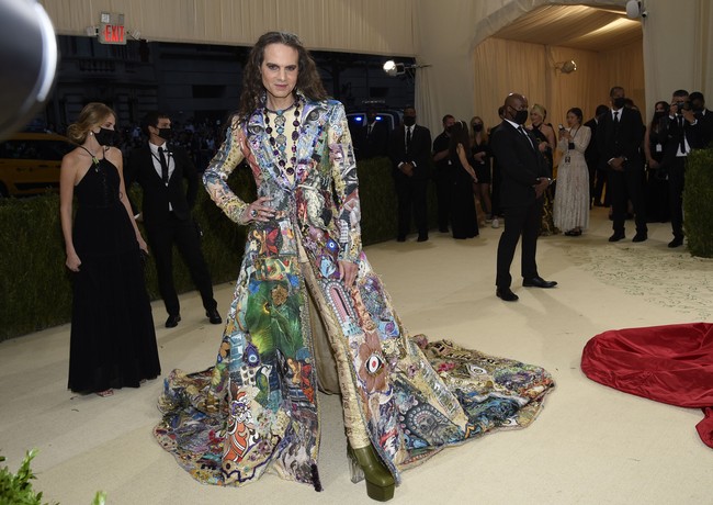 Dari tahun ke tahun, semakin banyak saja pria yang tampil mengenakan gaun di Met Gala. Produser teater Jordan Roth pun tampil ekstravaganza dengan gaun menyapu lantai. Foto: dok. AP