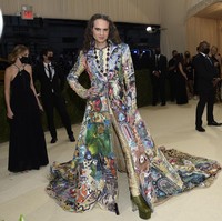 Dari tahun ke tahun, semakin banyak saja pria yang tampil mengenakan gaun di Met Gala. Produser teater Jordan Roth pun tampil ekstravaganza dengan gaun menyapu lantai. Foto: dok. AP