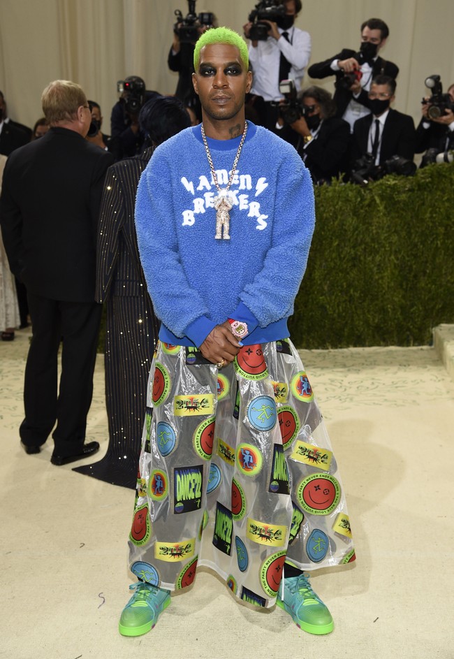 Rapper Kid Cudi juga menggunakan busana yang umumnya dipakai wanita. Kid Cudi mengenakan rok di Met Gala 2021. Dia memadukannya dengannya sweatshirt biru. Busananya hari itu datang dari Louis Vuitton. Kid Cudi juga menggunakan eyeshadow gelap pada penampilan eksentriknya itu. Foto: dok. AP