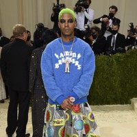 Rapper Kid Cudi juga menggunakan busana yang umumnya dipakai wanita. Kid Cudi mengenakan rok di Met Gala 2021. Dia memadukannya dengannya sweatshirt biru. Busananya hari itu datang dari Louis Vuitton. Kid Cudi juga menggunakan eyeshadow gelap pada penampilan eksentriknya itu. Foto: dok. AP