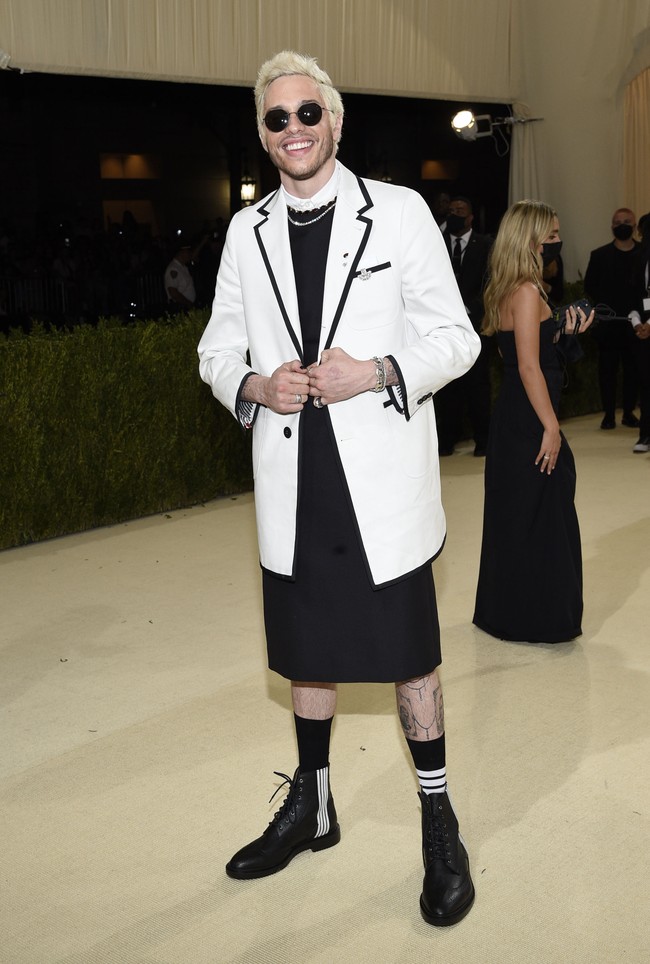 Met Gala menjadi acara di mana para selebriti tampil ekstravaganza, dan di luar batas. Pete Davidson tampil mengejutkan dengan dress saat datang ke Met Gala 2021 di i The Metropolitan Museum of Art, New York, Senin (13/9/2021). Foto: dok. AP