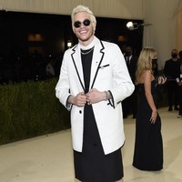 Met Gala menjadi acara di mana para selebriti tampil ekstravaganza, dan di luar batas. Pete Davidson tampil mengejutkan dengan dress saat datang ke Met Gala 2021 di i The Metropolitan Museum of Art, New York, Senin (13/9/2021). Foto: dok. AP