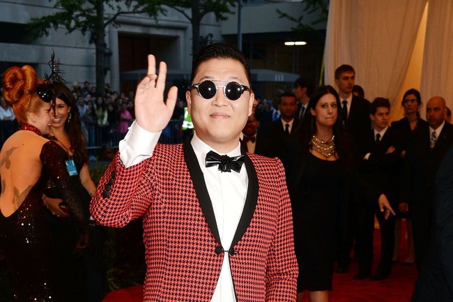 Siwon tak sendirian. Di Met Gala 2013, artis Korea lain yang memeriahkan acara adalah Psy. Setelah viral dengan lagu Gangnam Style, ia menjadi salah satu tamu yang dinantikan di acara bertema Punk: Chaos to Couture tersebut.Foto: dok. Larry Busacca/ Getty Images