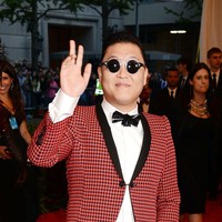 Siwon tak sendirian. Di Met Gala 2013, artis Korea lain yang memeriahkan acara adalah Psy. Setelah viral dengan lagu Gangnam Style, ia menjadi salah satu tamu yang dinantikan di acara bertema Punk: Chaos to Couture tersebut.Foto: dok. Larry Busacca/ Getty Images