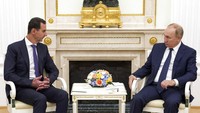 Putin pun memuji upaya bersama Rusia dan Suriah dalam konflik tersebut, dengan mengatakan militer mereka telah mengembalikan sebagian besar wilayah ke kendali pemerintah.