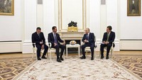 Dalam pertemuan itu, Assad mengatakan kepada Putin bahwa merupakan kehormatan besar untuk bertemu dengannya di Moskow. Assad memuji hasil yang signifikan dari dua militer mereka, termasuk mengurus kembalinya para pengungsi yang terpaksa meninggalkan rumah mereka dan meninggalkan tanah air mereka.