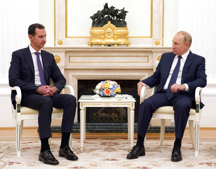 Putin dan al-Assad Russian President Vladimir Putin, right, greets Syrian President Bashar Assad during their meeting in the Kremlin in Moscow, Russia, Monday, Sept. 13, 2021. (Mikhail Klimentyev, Sputnik, Kremlin Pool Photo via AP)