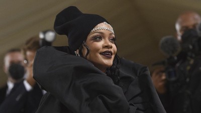 Rihanna Tetap Kece Pakai Beanie ke Met Gala 2021